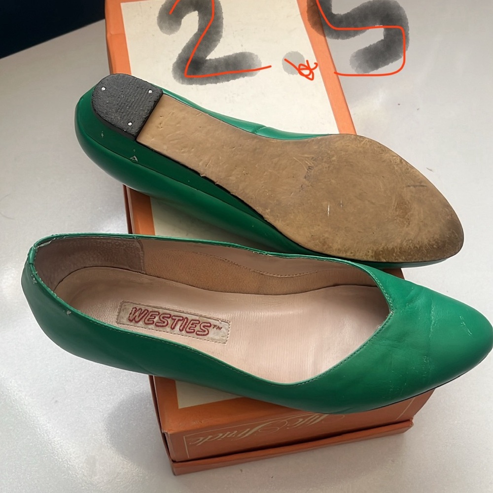 Elegant Green Suede Flats for Casual Occasions